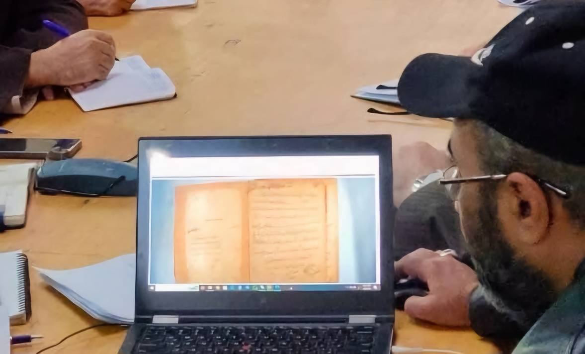 رقمنة آلاف المخطوطات والكتب في مكتبة مسجد السيدة زينب بالقاهرة