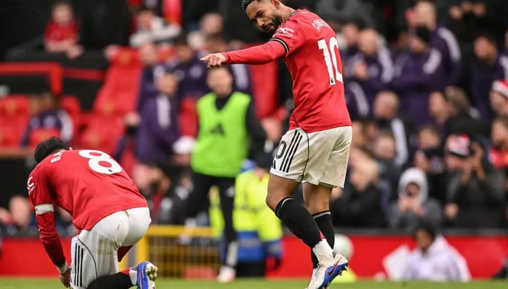 مانشستر يونايتد ينفرد بالمركز الثالث بحسم مواجهته مع فيلا